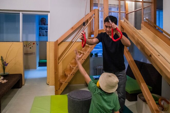Garner Oh remet à son fils Kas, atteint de paralysie cérébrale, des anneaux de gymnastique. M. Oh, qui est architecte, a décidé de construire une aire de jeux intérieure plus solide dans leur maison de Gramercy Park après n'avoir pas trouvé ce qu'il voulait en ligne. © Crédit...Brittainy Newman/The New York Times Garner Oh remet à son fils Kas, atteint de paralysie cérébrale, des anneaux de gymnastique. M. Oh, qui est architecte, a décidé de construire une aire de jeux intérieure plus solide dans leur maison de Gramercy Park après n'avoir pas trouvé ce qu'il voulait en ligne. © Crédit...Brittainy Newman/The New York Times