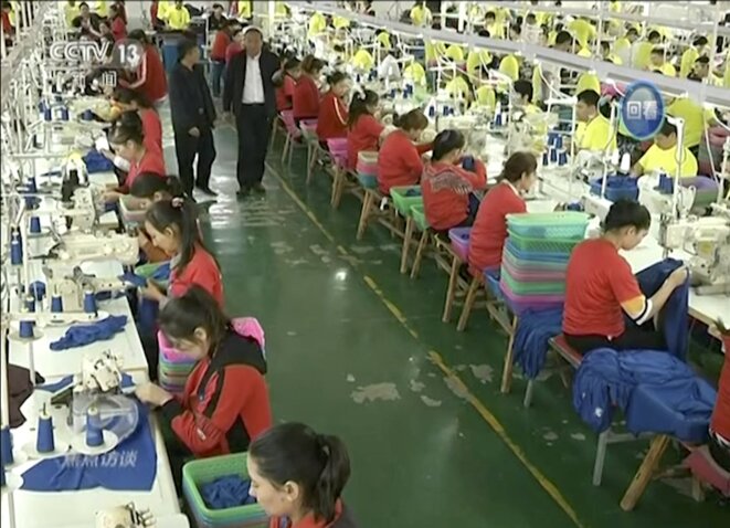 Capture d’écran du reportage de la télévision chinoise CCTV des «stagiaires» de ces camps travaillant dans une usine de confection. /Associated Press Capture d’écran du reportage de la télévision chinoise CCTV des «stagiaires» de ces camps travaillant dans une usine de confection. /Associated Press