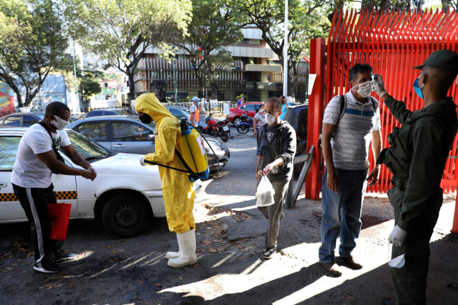 À Caracas, à l'entrée d'un marché le 18 mars 2020. © REUTERS/Manaure Quintero À Caracas, à l'entrée d'un marché le 18 mars 2020. © REUTERS/Manaure Quintero