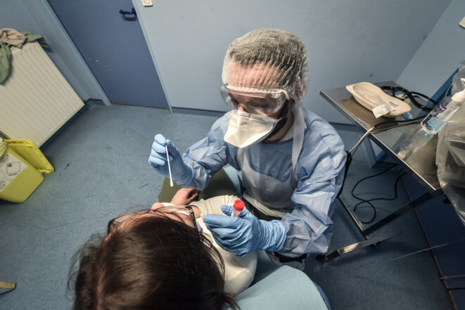 Un dépistage Covid à l'hôpital de Pau. © Quentin Top / Hans Lucas Un dépistage Covid à l'hôpital de Pau. © Quentin Top / Hans Lucas
