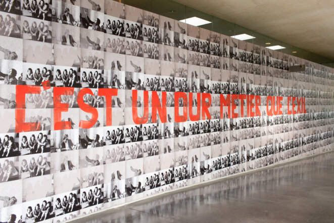 Nil Yalter, C’est un dur métier que l’exil, 1976/2012-2019. Affiches dos-bleu réalisées à partir de photographies numériques, dimensions variables. Vue de l’exposition « TRANS/HUMANCE », MAC VAL 2019. © Margot Montigny Nil Yalter, C’est un dur métier que l’exil, 1976/2012-2019. Affiches dos-bleu réalisées à partir de photographies numériques, dimensions variables. Vue de l’exposition « TRANS/HUMANCE », MAC VAL 2019. © Margot Montigny