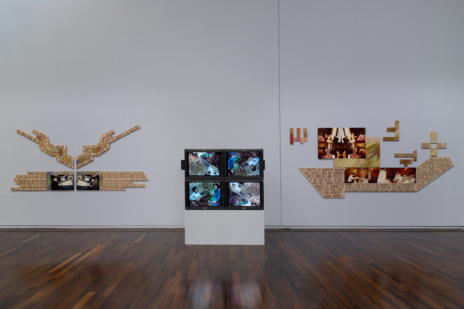 Nil Yalter, C’est un dur métier que l’exil, 1983. Installation vidéo, couleur, son, durée 50’50’’, photographies et textes contrecollés sur carton et aluminium, dimensions variables, collection de l’artiste. Vue de l’exposition « TRANS/HUMANCE », MAC VAL 2019. © Margot Montigny Nil Yalter, C’est un dur métier que l’exil, 1983. Installation vidéo, couleur, son, durée 50’50’’, photographies et textes contrecollés sur carton et aluminium, dimensions variables, collection de l’artiste. Vue de l’exposition « TRANS/HUMANCE », MAC VAL 2019. © Margot Montigny