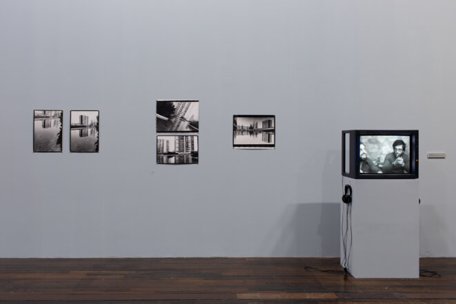 Nil Yalter, Ris-Orangis, 1979. Photographies, 50 x 34 cm chaque, collection de l’artiste. Vidéo betacam numérique PAL, noir et blanc, son, durée 33’, collection Centre Pompidou, Mnam / Cci, Paris. Vue de l’exposition « TRANS/HUMANCE », MAC VAL 2019. © Margot Montigny Nil Yalter, Ris-Orangis, 1979. Photographies, 50 x 34 cm chaque, collection de l’artiste. Vidéo betacam numérique PAL, noir et blanc, son, durée 33’, collection Centre Pompidou, Mnam / Cci, Paris. Vue de l’exposition « TRANS/HUMANCE », MAC VAL 2019. © Margot Montigny