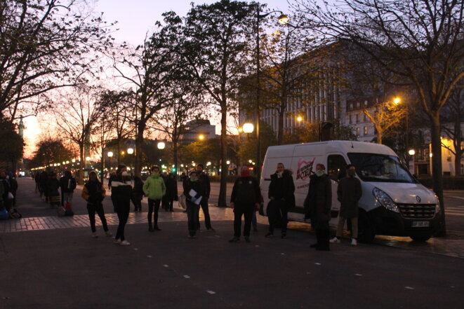 Distribution de repas par les Restos du coeur à Paris le 25 mars. © JPG Distribution de repas par les Restos du coeur à Paris le 25 mars. © JPG