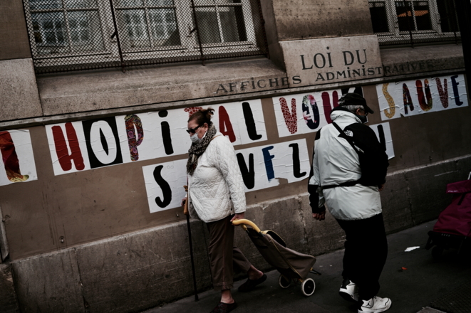 Collage inspiré des luttes féministes contre les féminicides, dans un quartier de Paris, appelant à sauver l’hôpital public. © Rachida El Azzouzi Collage inspiré des luttes féministes contre les féminicides, dans un quartier de Paris, appelant à sauver l’hôpital public. © Rachida El Azzouzi