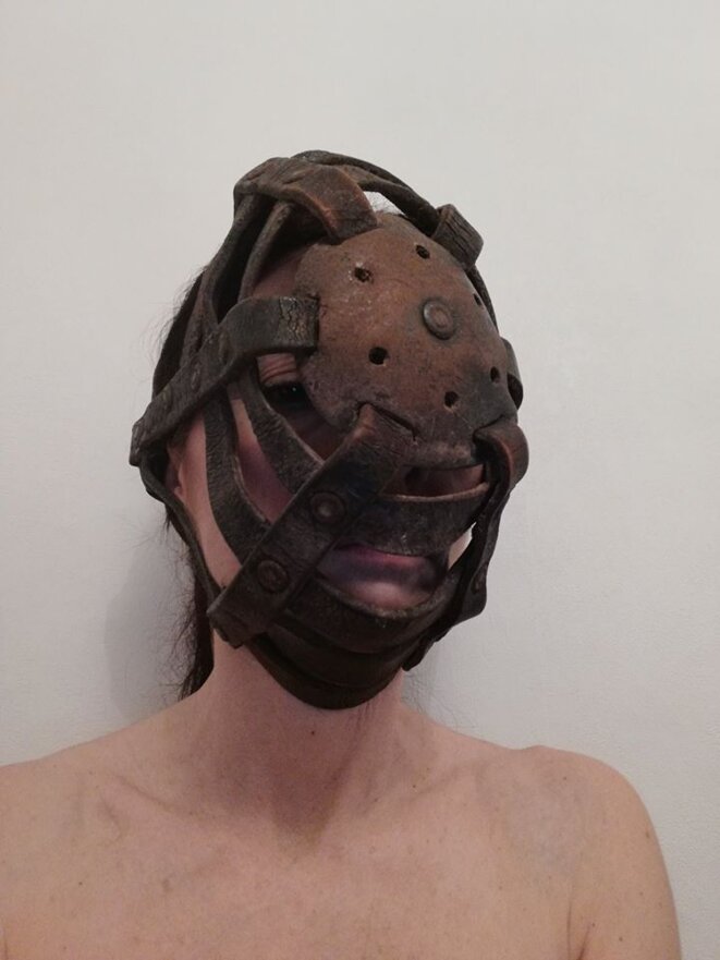 Masque-baillon pour les insurgés qui réclament les masques. © Chiara Mulas. Masque-baillon pour les insurgés qui réclament les masques. © Chiara Mulas.