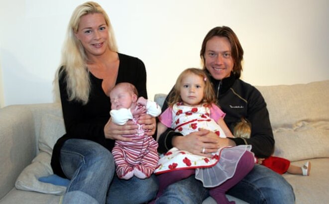 Malena Ernman, Svante Thunberg et leurs deux filles : Beata, venant de naître, et Greta, âgée de 3 ans, en 2005. © Photographie : Lizzie Larsson//TT/PA Images. Malena Ernman, Svante Thunberg et leurs deux filles : Beata, venant de naître, et Greta, âgée de 3 ans, en 2005. © Photographie : Lizzie Larsson//TT/PA Images.