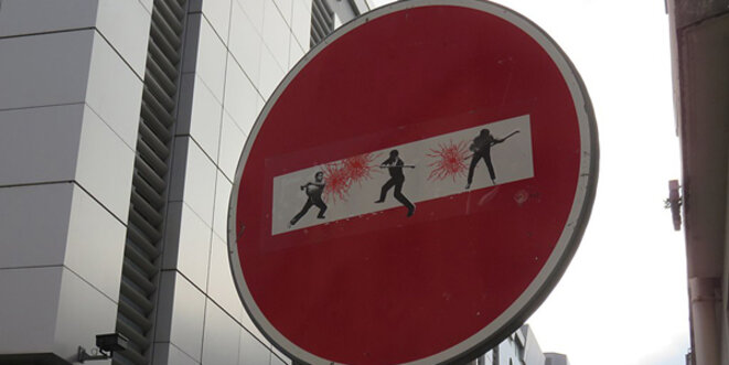 En temps de crise, les sens interdits moraux sont allègrement vandalisés par des imbéciles immoraux. © Sebleouf / Wikimedia Commons / CC-BY-SA 4.0int En temps de crise, les sens interdits moraux sont allègrement vandalisés par des imbéciles immoraux. © Sebleouf / Wikimedia Commons / CC-BY-SA 4.0int
