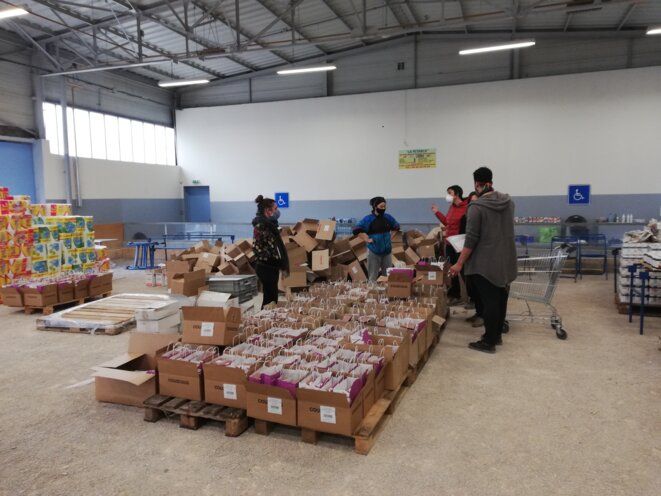 Colis alimentaires prêts à partir pour la livraison. Colis alimentaires prêts à partir pour la livraison.