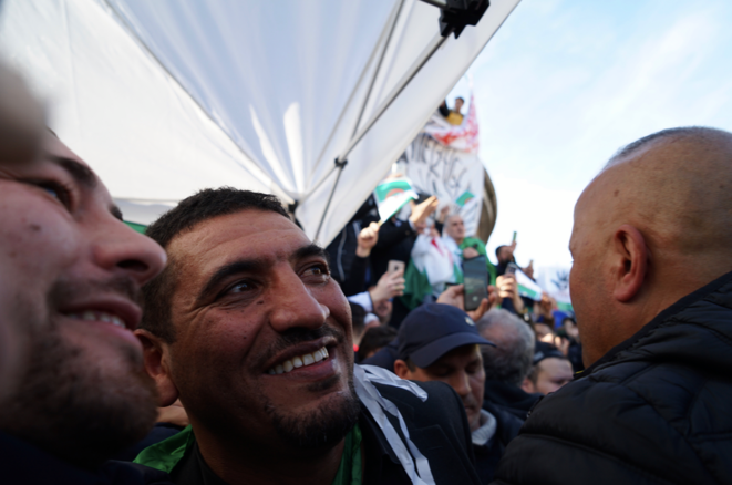 Karim Tabbou, ovationné ici à Paris place de la République, lors de la première manifestation de la diaspora algérienne en soutien au Hirak, le 24 février 2019. © Rachida El Azzouzi