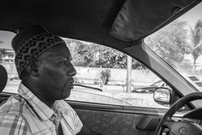 Mbaye et son siwak (sothiou en wolof). Ce bout de bois est utilisé depuis des millénaires pour se laver et se blanchir les dents. Beaucoup plus efficace qu’une brosse à dents d’après des études scientifiques. Le taxi d’Mbaye est assez sobre. Une petite moquette vient habiller son tableau de bord. Lui aussi se demande comment il va faire face à la baisse de clients dans la capitale. © Justin Carrette Mbaye et son siwak (sothiou en wolof). Ce bout de bois est utilisé depuis des millénaires pour se laver et se blanchir les dents. Beaucoup plus efficace qu’une brosse à dents d’après des études scientifiques. Le taxi d’Mbaye est assez sobre. Une petite moquette vient habiller son tableau de bord. Lui aussi se demande comment il va faire face à la baisse de clients dans la capitale. © Justin Carrette