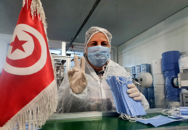 photo-distribuee-26-2020-entreprise-consomed-montrant-ouvriere-volontairement-confinee-usinefabriquer-masques-protection-contre-nouveau-coronavirus-kairouan-centre-1-730-506