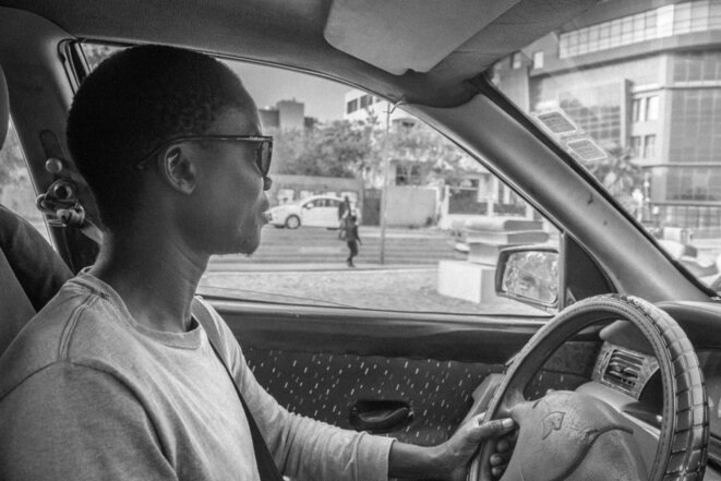 Sala a commencé à conduire son taxi il y a seulement deux ans. "Je vis avec mes économies mais je ne sais pas combien de temps je pourrais tenir comme ça." © Justin Carrette Sala a commencé à conduire son taxi il y a seulement deux ans. "Je vis avec mes économies mais je ne sais pas combien de temps je pourrais tenir comme ça." © Justin Carrette
