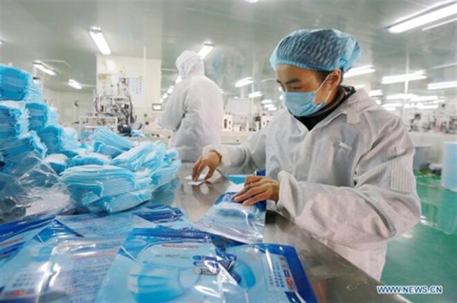 Dans une usine de production de masques en Chine. © Photo : Xinhua/VNA/CVN