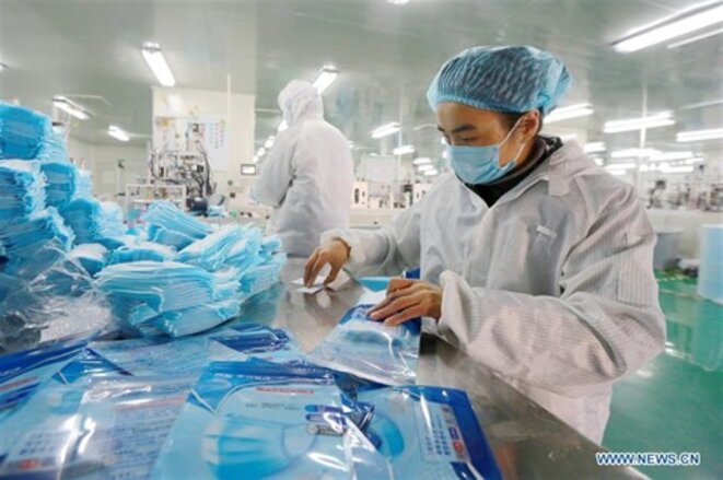 Dans une usine de production de masques en Chine. © Photo : Xinhua/VNA/CVN Dans une usine de production de masques en Chine. © Photo : Xinhua/VNA/CVN
