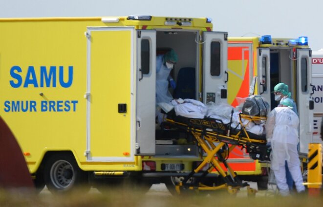 Arrivée d'un patient atteint du Covid-19 à Brest, le 24 mars, en provenance de Mulhouse. © Jean-François MONIER / AFP