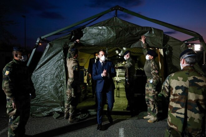 Emmanuel Macron en visite à l'hôpital militaire de campagne de Mulhouse. © Crédit : Mathieu CUGNOT / POOL / AFP Emmanuel Macron en visite à l'hôpital militaire de campagne de Mulhouse. © Crédit : Mathieu CUGNOT / POOL / AFP