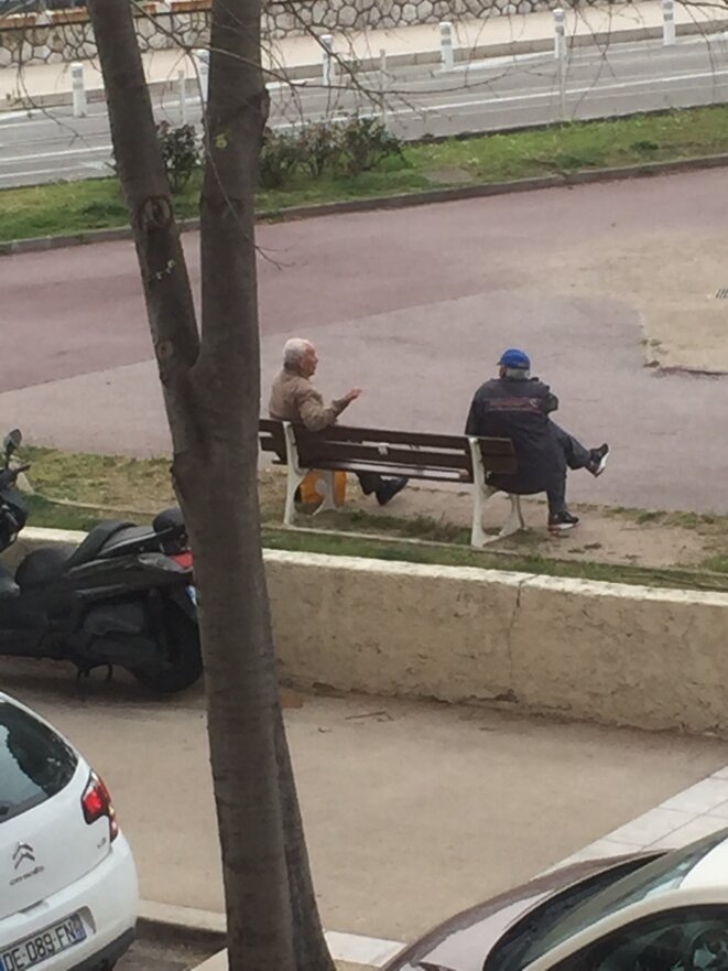 Quand deux amis bavardent Quand deux amis bavardent