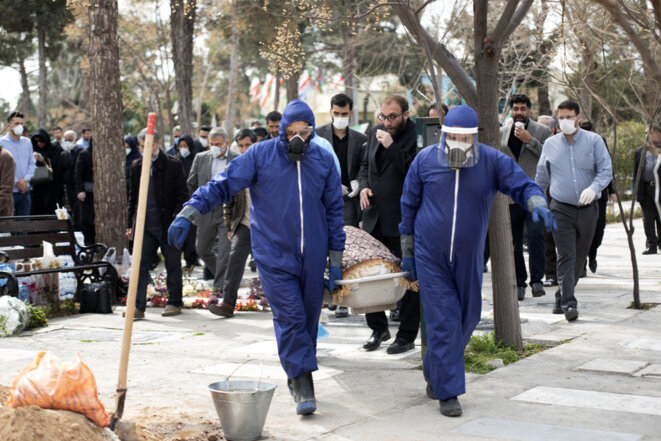 Les enterrements se succèdent rapidement en Iran durant l'épidémie du coronavirus