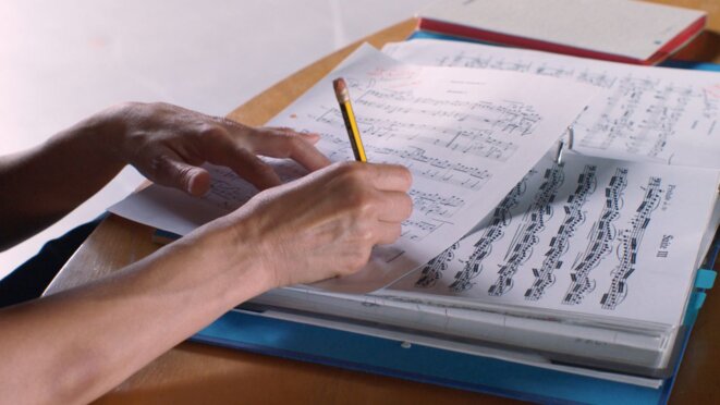 Le film «Mitten» suit les dernières répétitions de «Mitten wir im Leben sind», de Anne Teresa De Keersmaeker et sa compagnie Rosas, avec le violoncelliste Jean-Guihen Queyras sur les «Six suites pour violoncelle» de Johann Sebastian Bach © Olivia Rochette et Gerard-Jan Claes Le film «Mitten» suit les dernières répétitions de «Mitten wir im Leben sind», de Anne Teresa De Keersmaeker et sa compagnie Rosas, avec le violoncelliste Jean-Guihen Queyras sur les «Six suites pour violoncelle» de Johann Sebastian Bach © Olivia Rochette et Gerard-Jan Claes