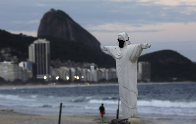 Sur la plage de Copacabana à Rio de Janeiro le 28 mars 2020. © REUTERS/Ricardo Moraes Sur la plage de Copacabana à Rio de Janeiro le 28 mars 2020. © REUTERS/Ricardo Moraes