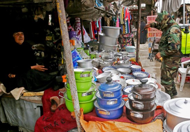 Désinfection d'un marché dans le quartier de Sadr City à Bagdad, le 28 mars 2020. © Ahmad Al-Rubaye/AFP Désinfection d'un marché dans le quartier de Sadr City à Bagdad, le 28 mars 2020. © Ahmad Al-Rubaye/AFP