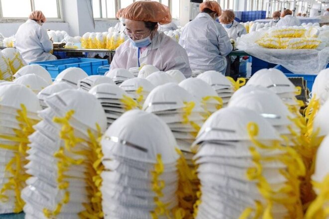 Usine de fabrication de masques à Handan en Chine, le 28 février 2020. © STR/AFP Usine de fabrication de masques à Handan en Chine, le 28 février 2020. © STR/AFP