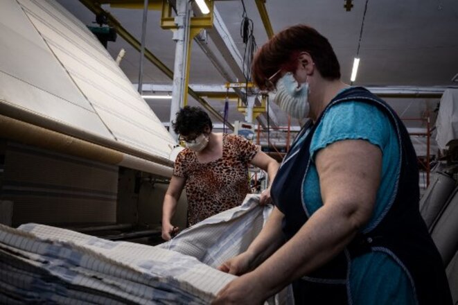 Dans la Loire, des salariées fabriquent des masques de protection. © Jean-Philippe Ksiazek / AFP Dans la Loire, des salariées fabriquent des masques de protection. © Jean-Philippe Ksiazek / AFP