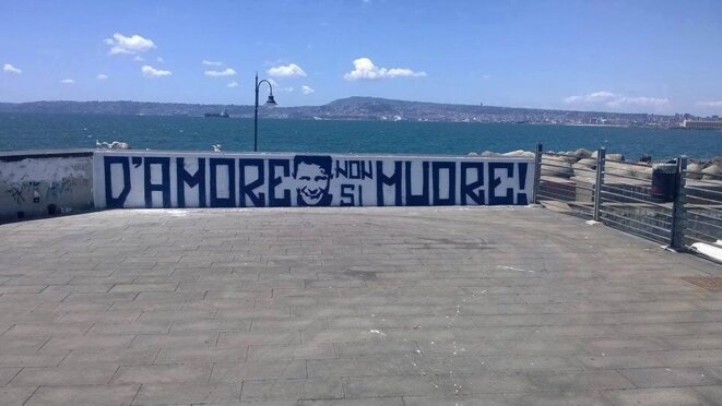 A Naples, l’un des nombreux hommages à Ciro Esposito. On peut y lire: « On ne meurt pas d’amour » A Naples, l’un des nombreux hommages à Ciro Esposito. On peut y lire: « On ne meurt pas d’amour »