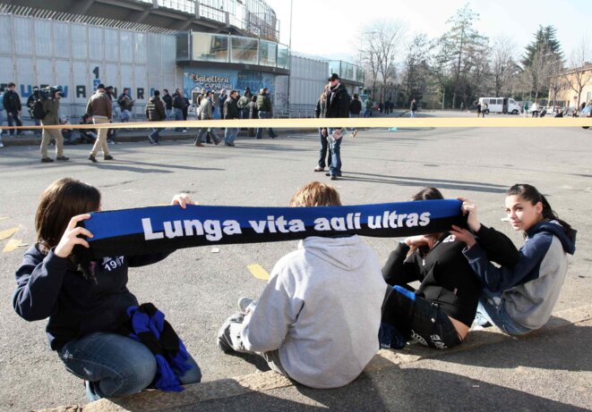 Lors d’un match à huis clos entre l’Atalanta et la Lazio en 2007. Sur l’écharpe on peut lire : « Longue vie aux ultras » | © Iconsport Lors d’un match à huis clos entre l’Atalanta et la Lazio en 2007. Sur l’écharpe on peut lire : « Longue vie aux ultras » | © Iconsport
