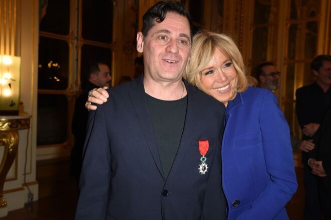 Olivier Py et Brigitte Macron, lors de la remise au directeur du festival d’Avignon des insignes de chevalier de la légion d'honneur, février 2019 Olivier Py et Brigitte Macron, lors de la remise au directeur du festival d’Avignon des insignes de chevalier de la légion d'honneur, février 2019