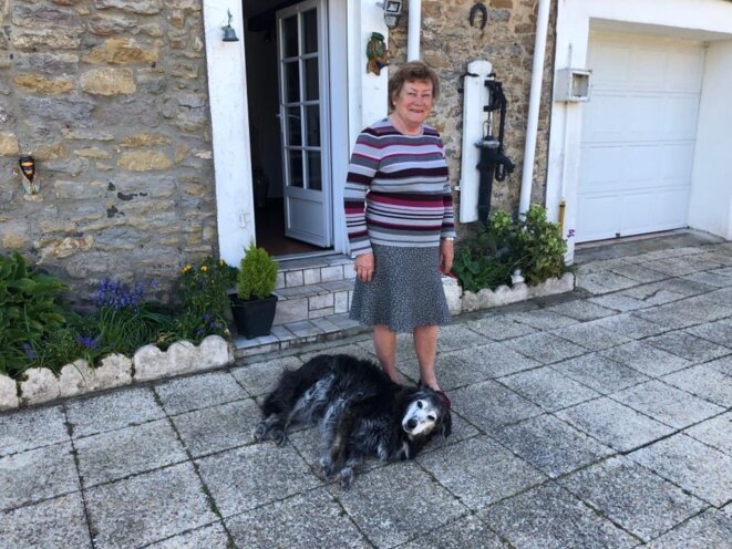 Mme Chivot et sa chienne, Princesse, aux yeux qui pleurent. © JLLT / MP Mme Chivot et sa chienne, Princesse, aux yeux qui pleurent. © JLLT / MP