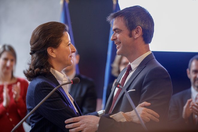 Agnès Buzyn y Olivier Véran, durante el traspaso de la cartera de Sanidad, 17 de febrero de 2020. © Geoffroy van der Hasselt/AFP Agnès Buzyn y Olivier Véran, durante el traspaso de la cartera de Sanidad, 17 de febrero de 2020. © Geoffroy van der Hasselt/AFP
