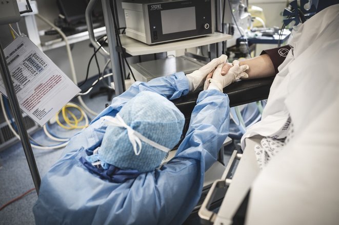 Una enfermera sostiene la mano de un paciente en cuidados intensivos con Covid-19 en un hospital del sur de Francia. © Frédéric Dides/AFP Una enfermera sostiene la mano de un paciente en cuidados intensivos con Covid-19 en un hospital del sur de Francia. © Frédéric Dides/AFP