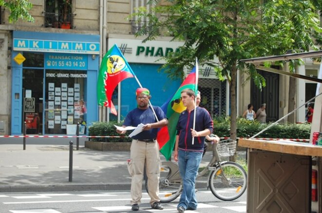 En mai 2009, distribution de tracts à Paris pour la libération de Gérard Jodar, président de l'USTKE, et de ses camarades. © Bernard A. En mai 2009, distribution de tracts à Paris pour la libération de Gérard Jodar, président de l'USTKE, et de ses camarades. © Bernard A.