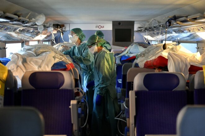 Des patients sont transférés en TGV sanitaire depuis Nancy et Metz vers le Sud-Ouest, le 29 mars. © Alexandre MARCHI / AFP Des patients sont transférés en TGV sanitaire depuis Nancy et Metz vers le Sud-Ouest, le 29 mars. © Alexandre MARCHI / AFP