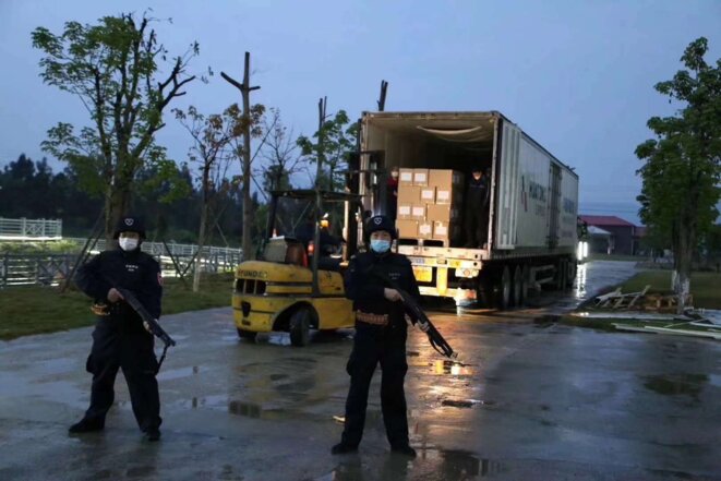 La situation autour des masques est si tendue en Chine que des policiers armés surveillent le chargement des camions à la sortie des usines. © D.R.