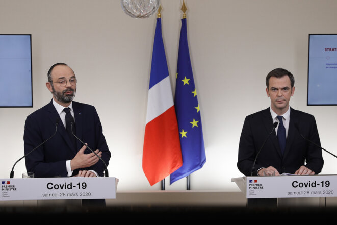 Le ministre de la santé Olivier Véran et le premier ministre Édouard Philippe annoncent lors d’une conférence de presse la commande d’État d’un milliard de masques. © Geoffroy van der Hasselt / AFP
