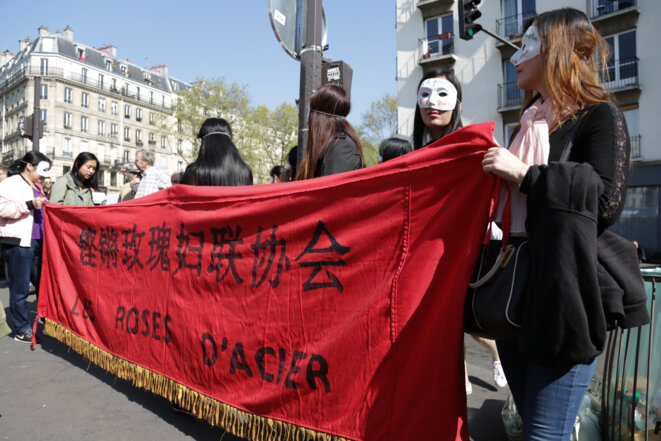 Les Roses d'acier lors d'une manifestation le 8 avril 2017, à Paris, pour les droits des personnes prostituées. © Zakaria ABDELKAFI / AFP