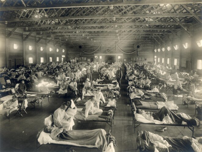 Hôpital de campagne à Camp Fuston, Kansas, pendant l'épidémie de grippe espagnole © Inconu Hôpital de campagne à Camp Fuston, Kansas, pendant l'épidémie de grippe espagnole © Inconu