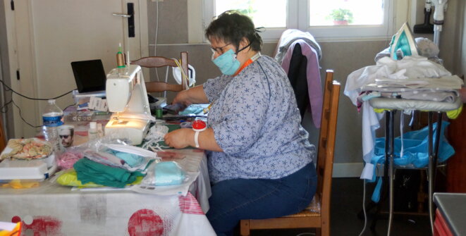 Mémé Chantal fabrique des masques