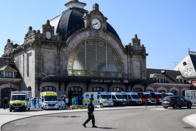 Des ambulances devant la gare de Saint-Brieuc, début avril, dans l'attente du transfert de patients depuis le Grand Est. © Damien MEYER / AFP Des ambulances devant la gare de Saint-Brieuc, début avril, dans l'attente du transfert de patients depuis le Grand Est. © Damien MEYER / AFP
