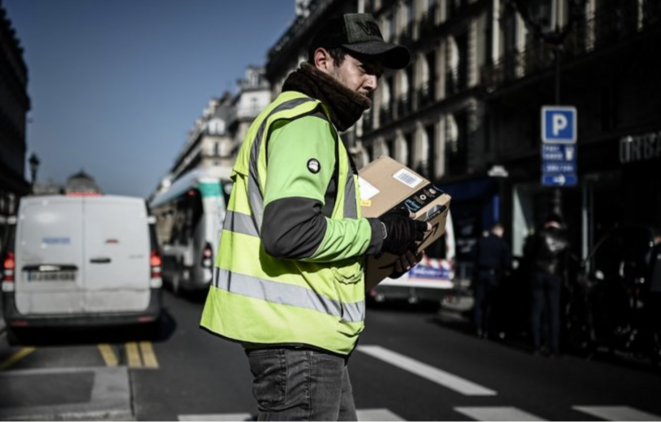 Un livreur Amazon à Paris, le 19 mars. © Philippe Lopez / AFP