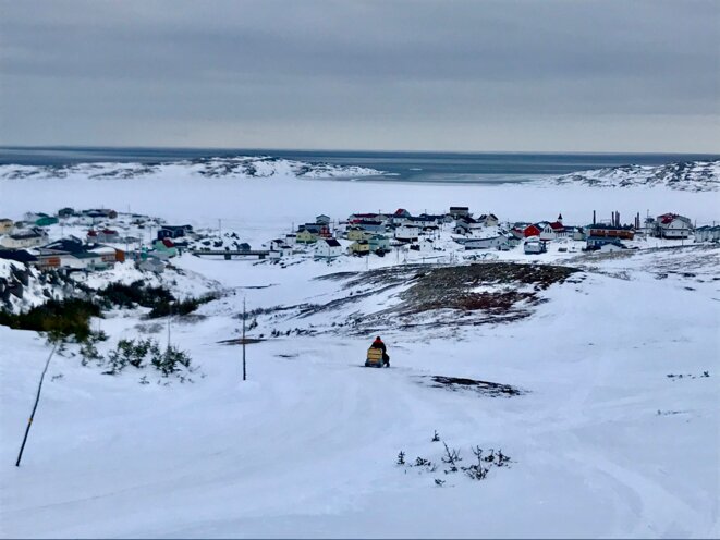 Je grimpe au sommet du mont qui surplombe l’île d’Harrington. La haut, les larmes me montent aux yeux. Je grimpe au sommet du mont qui surplombe l’île d’Harrington. La haut, les larmes me montent aux yeux.
