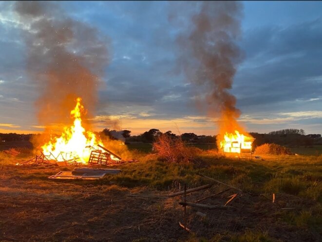 Les feux allumés par les "bénévoles" à Bretignolles-sur-mer © Zad de la Dune Les feux allumés par les "bénévoles" à Bretignolles-sur-mer © Zad de la Dune