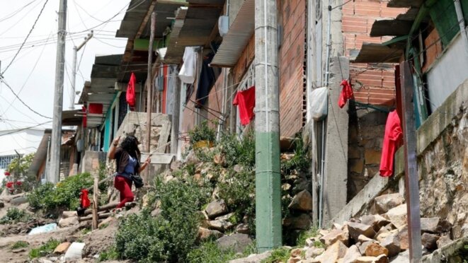 Soacha, immense banlieue de Bogota : le chiffon rouge est devenu le signal de la faim © France-24 Soacha, immense banlieue de Bogota : le chiffon rouge est devenu le signal de la faim © France-24