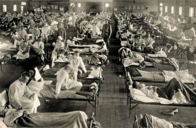 Kansas, 1918, entrepôt militaire reconverti en hôpital contre la grippe espagnole. © NYPL/Science Source Kansas, 1918, entrepôt militaire reconverti en hôpital contre la grippe espagnole. © NYPL/Science Source