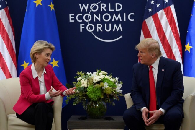 Ursula von der Leyen, présidente de la Commission, et Donald Trump au sommet de Davos le 20 janvier 2020. © AFP. Ursula von der Leyen, présidente de la Commission, et Donald Trump au sommet de Davos le 20 janvier 2020. © AFP.