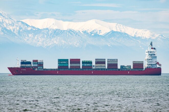 Un navire bloqué en mer Égée le 7 avril 2020, dans l'attente de pouvoir rejoindre le port grec de Thessalonique, et le Mont-Olympe enneigé au loin © AFP. Un navire bloqué en mer Égée le 7 avril 2020, dans l'attente de pouvoir rejoindre le port grec de Thessalonique, et le Mont-Olympe enneigé au loin © AFP.