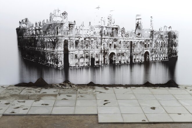 Nicolas Daubanes, L'incendie de l'Hôtel de ville de Paris durant la Commune, 1871, , Vue de l'exposition "L'huile et l'eau", Prix des Amis du Palais de Tokyo 2018, Palais de Tokyo, 2020. © Marc Domage Nicolas Daubanes, L'incendie de l'Hôtel de ville de Paris durant la Commune, 1871, , Vue de l'exposition "L'huile et l'eau", Prix des Amis du Palais de Tokyo 2018, Palais de Tokyo, 2020. © Marc Domage